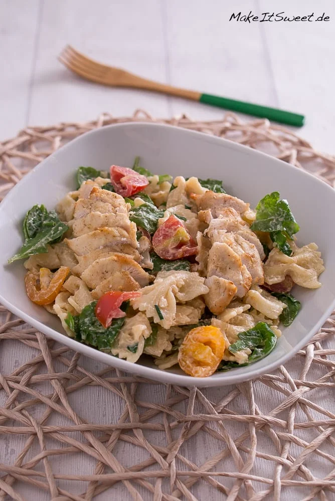 Салат з пасти з руколою, куркою та помідорами + французька заправка