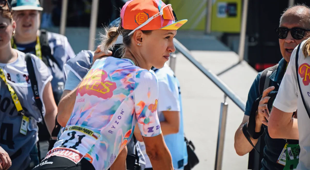 Критика контролю спортивних бюстгальтерів на Tour de France Femmes