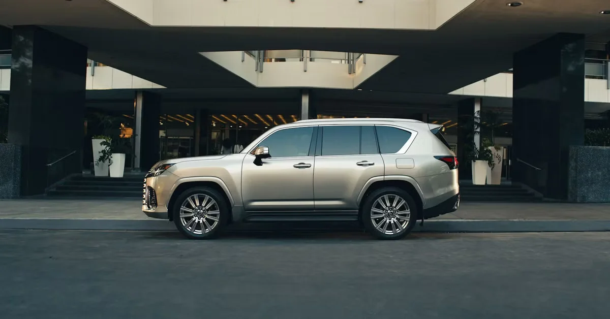 Позашляховик, що поєднує надійність Toyota з комфортом Range Rover