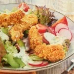 Різнокольоровий салат з курячими нагетсами